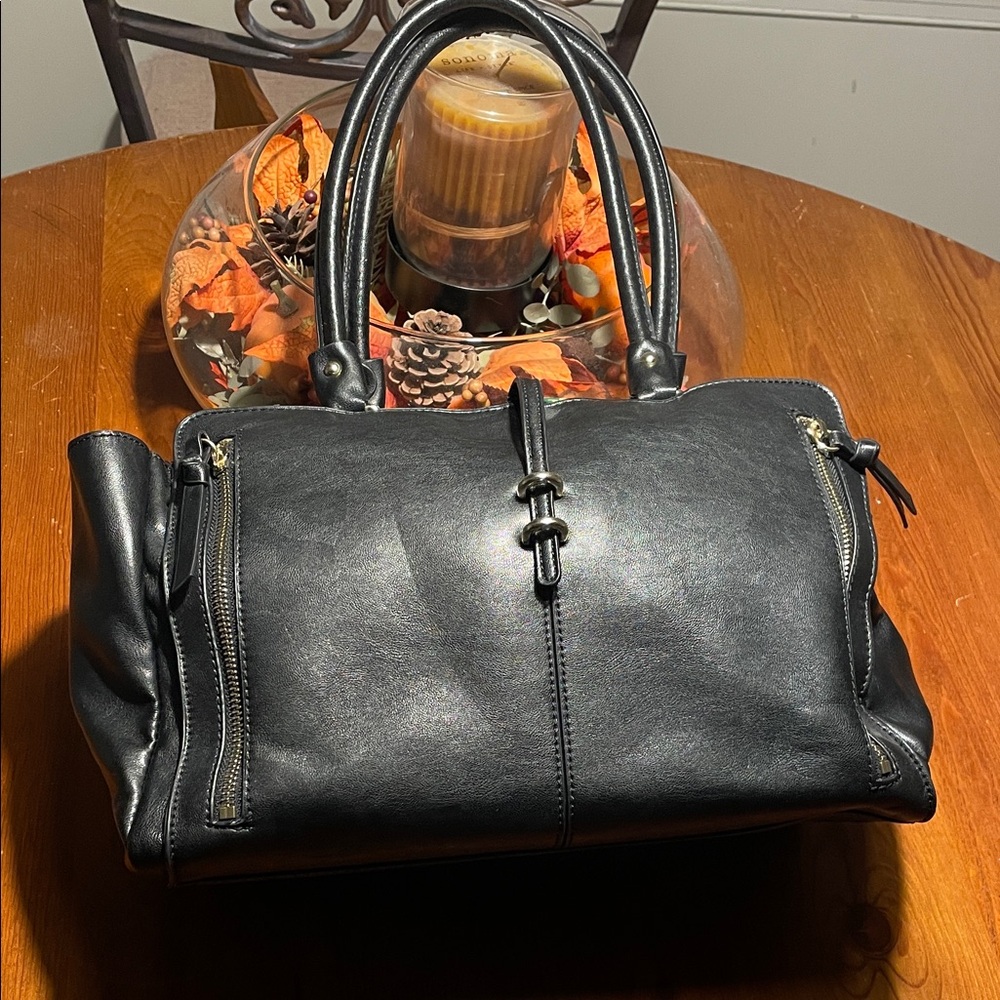 “International Concepts”Black Leather Handbag with Zipper Details